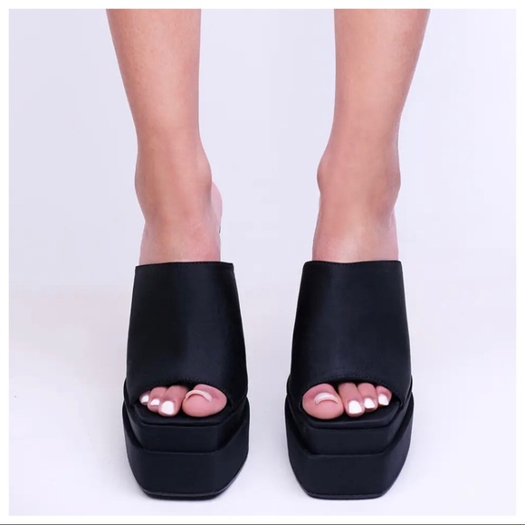 PLATFORM BLOCK HEEL MULES IN BLACK - Picture 5 of 5
